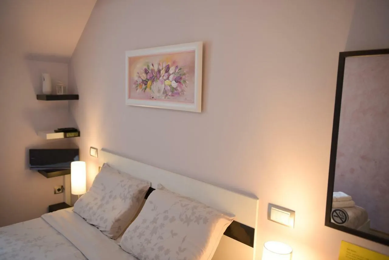 Derelli Deluxe And Derelli Adorable Apartments София