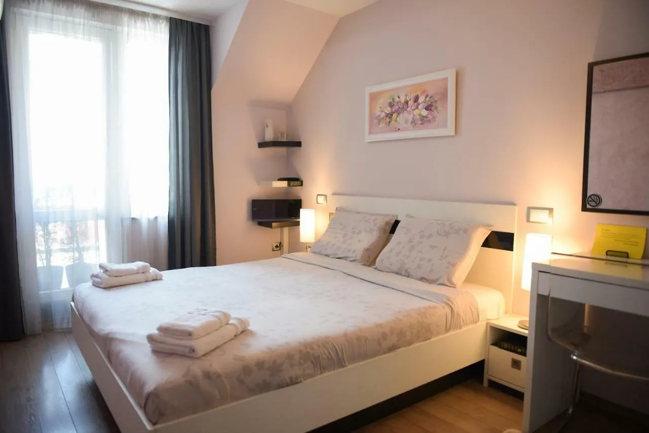 Derelli Deluxe And Derelli Adorable Apartments София